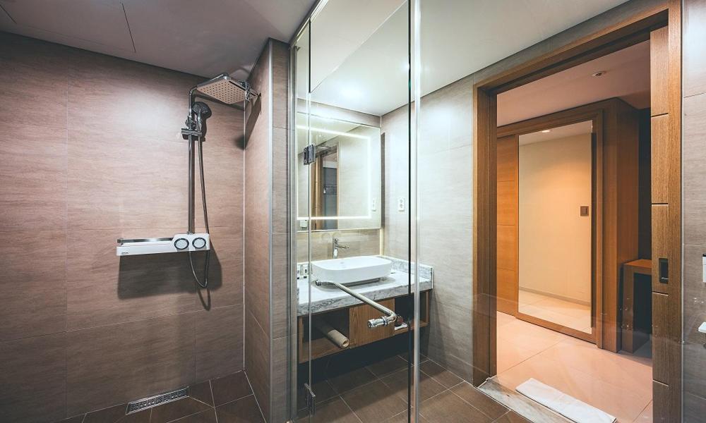 Wonju City Hotel Hyeoksin Экстерьер фото