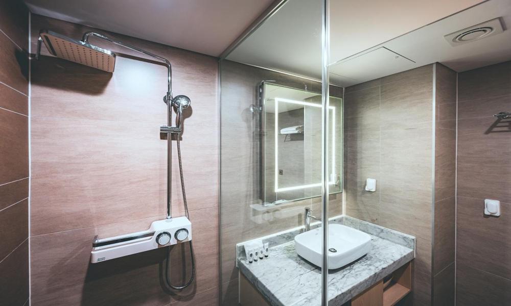 Wonju City Hotel Hyeoksin Экстерьер фото