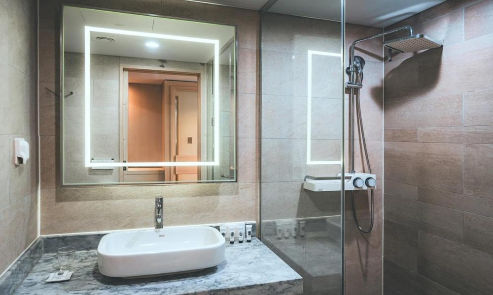 Wonju City Hotel Hyeoksin Экстерьер фото