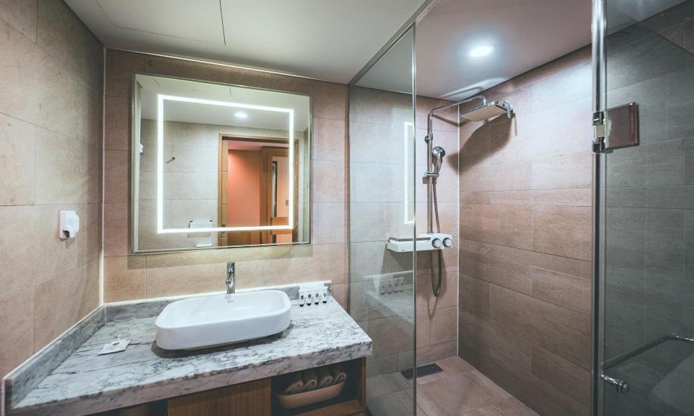 Wonju City Hotel Hyeoksin Экстерьер фото